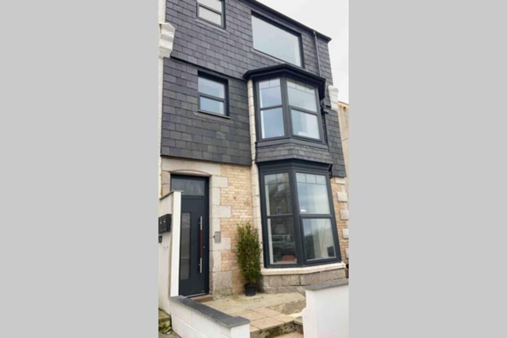 Spacious 1 Bedroom Apartment With Sea Views New Quay Exteriör bild
