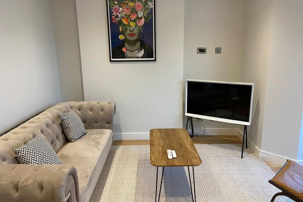 Spacious 1 Bedroom Apartment With Sea Views New Quay Exteriör bild